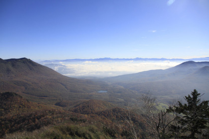 五地蔵山から見た信州の山々。手前左が黒姫山、右手前が高デッキ山。