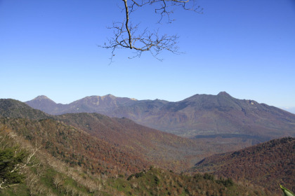 稜線の道から頸城三山を一望できます。左から焼山、火打山、妙高山です。