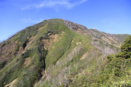 最後のピークから見た高妻山。山頂に向かうに従い勾配が急であることが分かります。