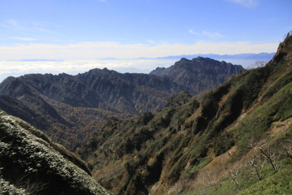 戸隠山の背景に北アルプスが見えます。