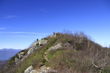 高妻山の山頂は岩場です。