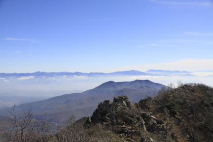 高妻山の山頂から見た飯縄山。