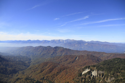 高妻山から見た雨飾山とそれに連なる連山。