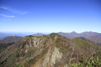 高妻山から見た乙妻山と頸城三山（左から焼山、火打山、妙高山）。