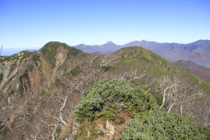 岩のピークの上から乙妻山を見ます。