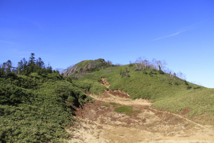 高妻山と乙妻山の間の最低部。池が涸れた跡があります。