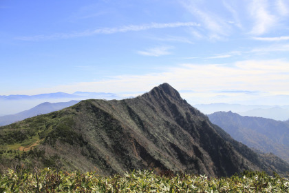 乙妻山から見た高妻山。