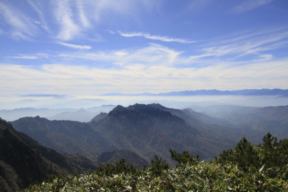 乙妻山から見た戸隠山と北アルプス。