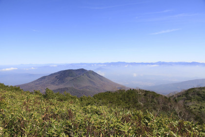 乙妻山から見た黒姫山。