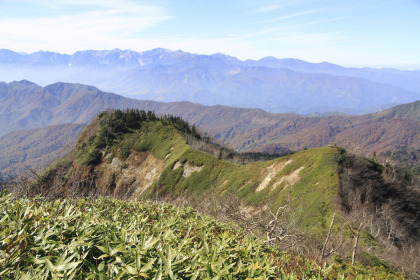 乙妻山の先に延びる稜線。