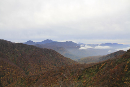 稜線から見た高妻山の方向。