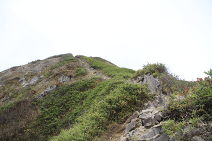 笹平に登るまで岩の上の道を歩きます。