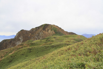 笹平と雨飾山の山頂。