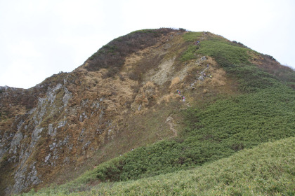 雨飾山の山頂への最後の登り。６０度以上の急勾配の岩場です。