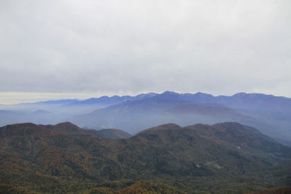 雨飾山から見た白馬岳を中心とした北アルプスの山並み。