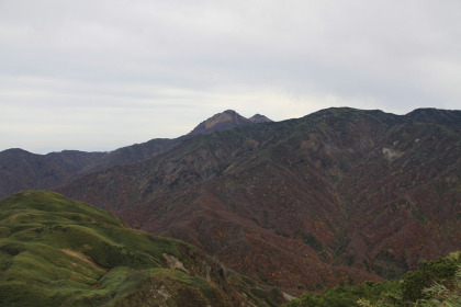 雨飾山から見た焼山。