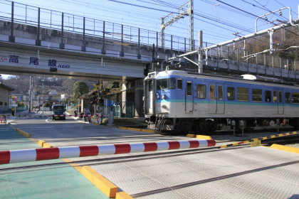 高尾駅の西側にある中央線の踏切を渡ります。