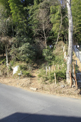 山際の道を歩いて行くと、急な斜面に金比羅神社と書かれた標識があり、南高尾山稜に登る入り口をかねています。
