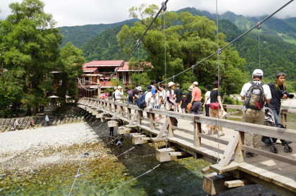 河童橋。橋の周りには多くの観光客がいます。