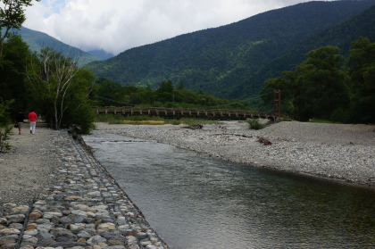 梓川と明神橋。観光客が多く見られるのはこの橋までです。この先はハイカーと登山者の世界です。