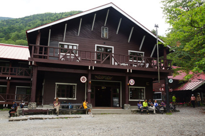 徳沢園。建物の前にテント場があります。蝶ヶ岳に登るのなら、ここが最終の水場となります。