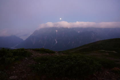 穂高岳にかかる月。