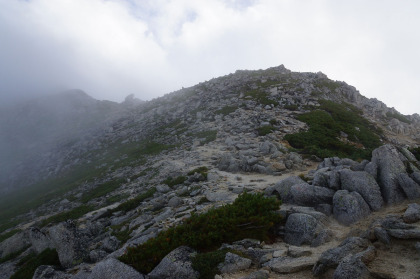 常念岳の肩。ここから岩場が多少ありますが、２つ３つ岩を乗り越えると山頂です。