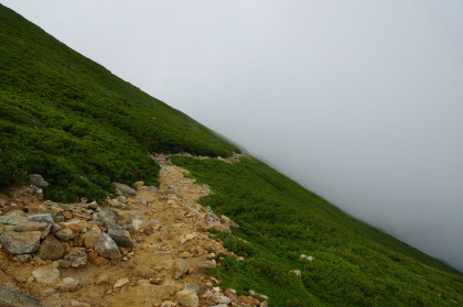 大天井岳の北の下り道。