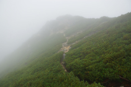 燕岳の南がわのだらだらとした稜線歩きの道。雨のために先が見えません。