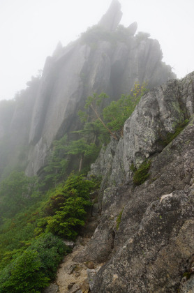 東沢岳と餓鬼岳の間の岩峰。