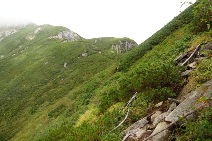 笠ヶ岳の山頂に続く稜線。徐々にガスが濃くなって行きます。