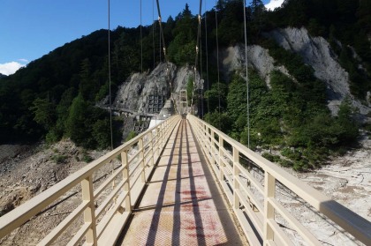 黒部のダム湖の遊覧船乗り場の先にある吊り橋。かんぱ谷橋と言うそうです。