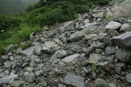 涸沢の横断。よほどの大雨の時にしか水は流れない涸れた沢です。黄色のペンキのマーキングが無いと道に迷いそうです。実際、タンボ平で数日前に道迷いをした登山者がいたそうです。