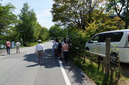 駒ヶ池のバス停。乗車客が行列を作っているので驚きましたが、乗用車の駐車場がここにあり、ここからロープウェー駅まで移動するためにバスに乗るのでした。ここで降りたのはわたし一人だけ。