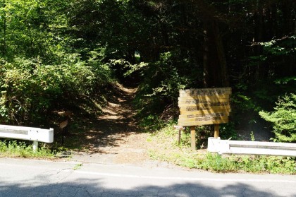 少し車道を歩くと、空木岳の登山口が現れます。