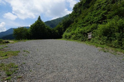 林道の終点の駐車場です。トイレと東屋がありますが、車はここまで凝られない様で、一台も止まっていません。林道には雑草が生えていました。