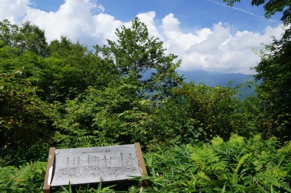 池山の山頂。下山の時に通る人が多いようです。この日も1組の登山者とすれ違いました。