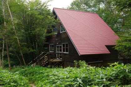 池山小屋。営林作業者が寝泊まりするための小屋のようですが、小屋の前に水場があり（枯れていましたが）、登山者も利用できるようです。