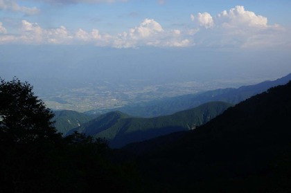 空木平から後を振り返ると、伊那谷の盆地が一望できます。