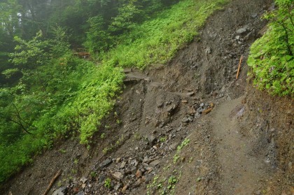 分岐と御池の間にあった崩落箇所。登山者の踏み跡があるので、見落としがちですが、雨が降っているときなどは、上から土砂が流れてくる危険性があるところです。