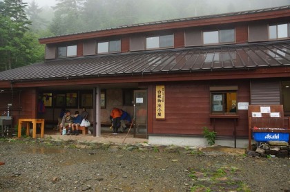 御池山荘。昼食も食べられるそうで、老若の魅力的な女性陣ががんばっていました。この日の夕食はオリジナル料理の様で、レシピを見ながら調理していました。