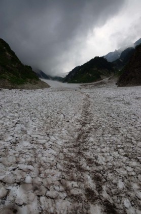 白馬大雪渓は、午後に歩くと表面がふかふかの崩れてた雪に覆われるので、歩きやすくなります。