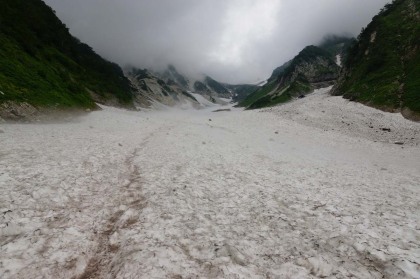 左右の崖に挟まれた雪渓の先を見ると、細くなっています。