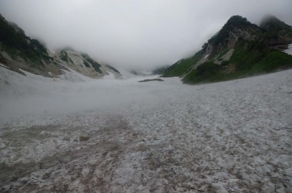 雪渓の冷たい表面に触れた空気が冷えて、水分が凝固して霧となって吹き下ってきます。