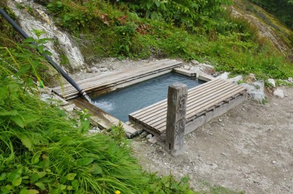 鑓温泉の無料の足湯。