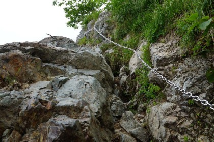 鑓温泉のすぐ上にあるクサリ場。大した岩場ではないのですが、雨が降ると岩場に滝の様な水が流れるので、様相が一変します。