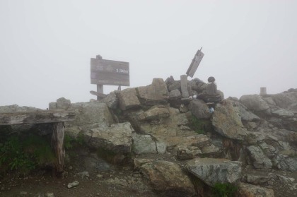 北岳の山頂。横殴りの雨が降っていました。