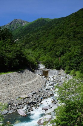 広河原から見た北岳。手前は野呂川。