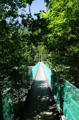野呂川にかかる吊り橋を渡ると登山道です。