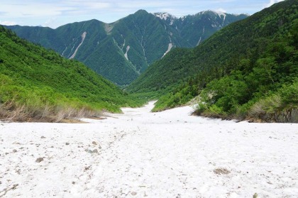 雪渓を振り返ると鳳凰山が見えます。